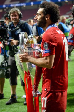 Madrid, İspanya - 01 Mayıs 2019: Mohamed Salah kupa ile kutlamak wi