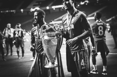 Madrid, İspanya - 01 Mayıs 2019: Georginio Wijnaldum ve Virgil van 