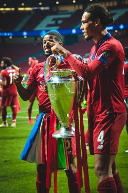 Madrid, İspanya - 01 Mayıs 2019: Georginio Wijnaldum ve Virgil van 
