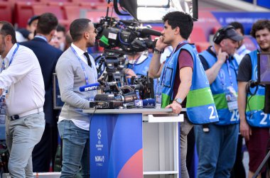 Madrid, İspanya - 01 Mayıs 2019: Gazeteci mikrofonlu