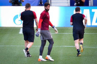 Madrid, İspanya - 01 Mayıs 2019: Liverpool'un Alisson oyuncuları önce