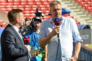 Madrid, İspanya - 01 Mayıs 2019: Gazeteci önce mikrofonlu