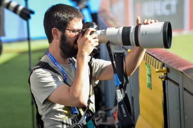 Madrid, İspanya - 01 Mayıs 2019: Kamera çekimi ile foto muhabiri