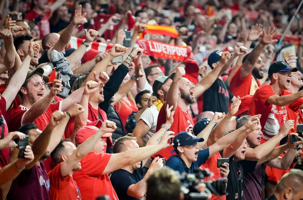 Madrid, Spain - 01 MAY 2019: Liverpool fans and spectators celeb — Stock Photo, Image