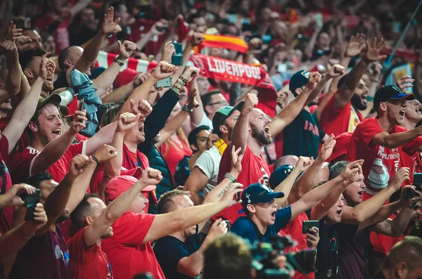 Madrid, Španělsko-01 květen 2019: Liverpool fanoušci a diváci — Stock fotografie