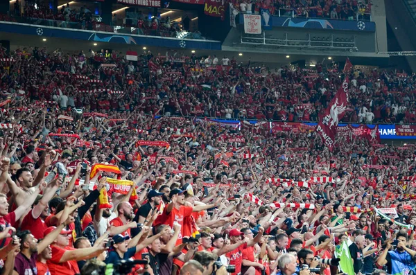 Madrid, Espanha - 01 MAIO 2019: Fãs e espectadores de Liverpool célebre — Fotografia de Stock