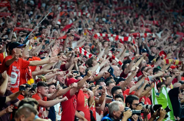 Madrid, Spanien-01 maj 2019: Liverpool fans och åskådare celeb — Stockfoto