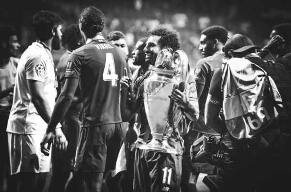 Madrid, España - 01 MAYO 2019: Mohamed Salah con copa celebra —  Fotos de Stock