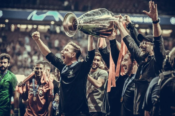 Madrid, Španělsko-01 květen 2019: Jurgen Klopp a liverpoolský hráč — Stock fotografie