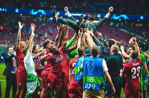 Madrid, Spain - 01 MAY 2019: Liverpool players throw J��rgen Klo — Stock Photo, Image