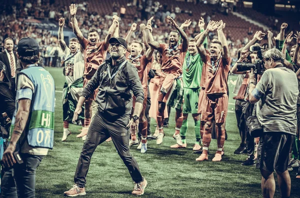 Madrid, Španělsko-01 květen 2019: Jurgen Klopp a liverpoolský hráč — Stock fotografie