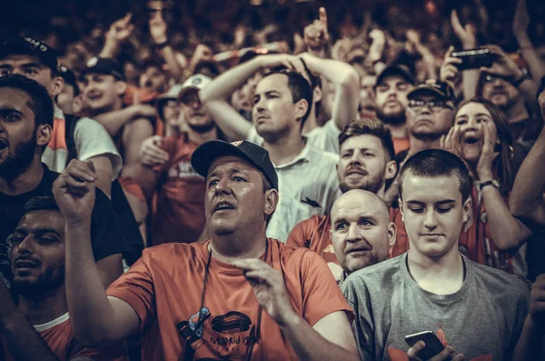 Madrid, Espanha - 01 MAIO 2019: Fãs e espectadores de Liverpool célebre — Fotografia de Stock