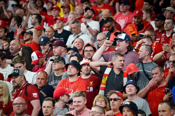Madrid, España - 01 MAYO 2019: Liverpool fans y espectadores celebreb —  Fotos de Stock