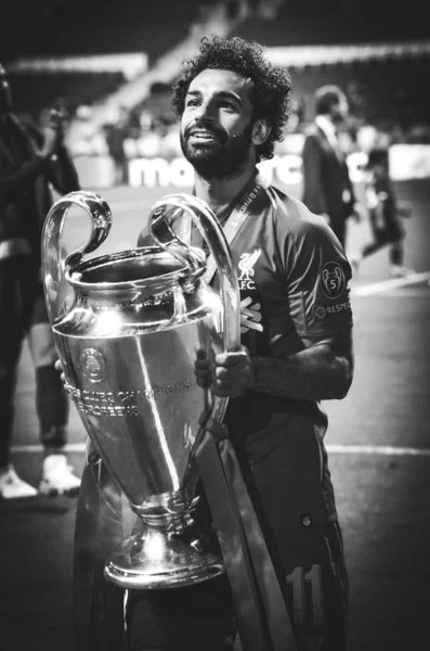 Madrid, İspanya - 01 Mayıs 2019: Mohamed Salah kupa ile kutlamak wi — Stok fotoğraf