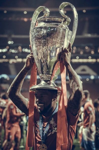 Madrid, España - 01 MAYO 2019: Georginio Wijnaldum con copa celebr —  Fotos de Stock