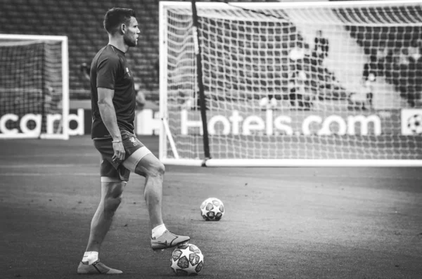 Madrid, Spagna - 01 MAGGIO 2019: James Milner davanti al campione UEFA — Foto Stock