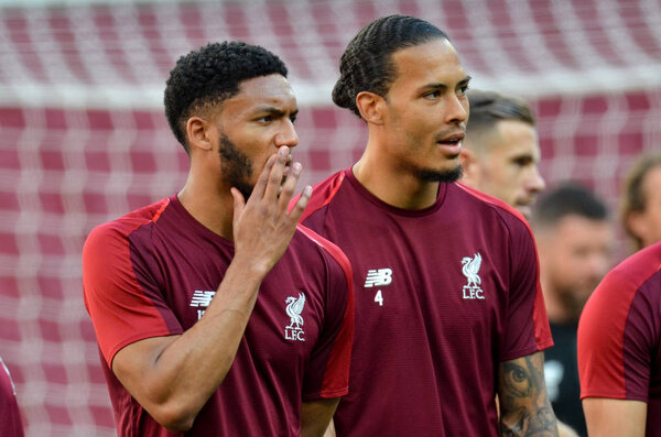 Мадрид, Испания - 01 января 2019 года: Джо Гомес и Вирджил ван Дейк
