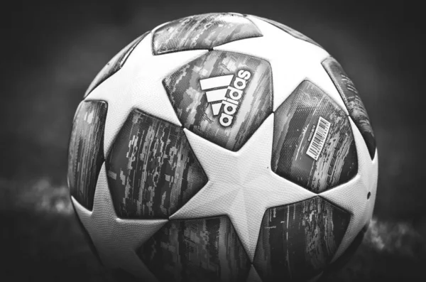 Madrid, Spanien-01 maj 2019: den officiella bollen i Champions — Stockfoto
