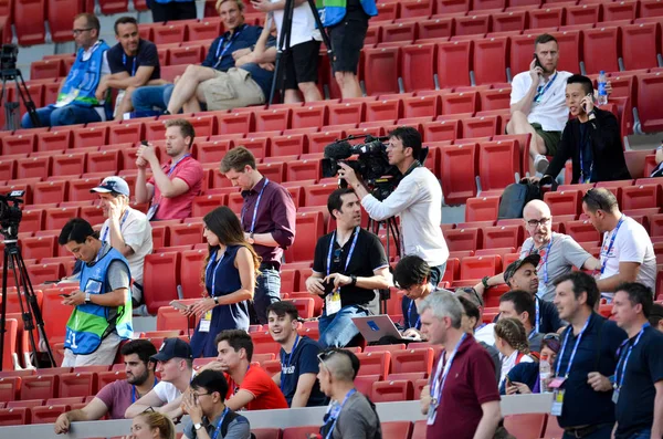 Madrid, spanien - 01. Mai 2019: Zuschauer und Fans vor der uefa — Stockfoto