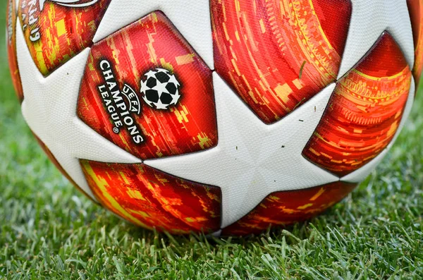 Madrid, España - 01 MAYO 2019: La pelota oficial de los Campeones —  Fotos de Stock