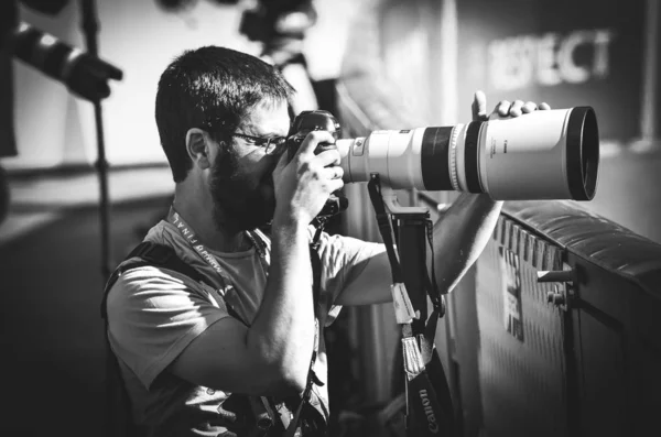 Madrid, España - 01 MAYO 2019: Fotoperiodista con cámara fotográfica — Foto de Stock