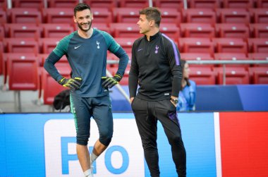 Madrid, İspanya - 01 Mayıs 2019: Hugo Lloris ve Mauricio Pochettino