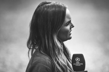 Madrid, İspanya - 01 Mayıs 2019: Güzel Kız Gazeteci