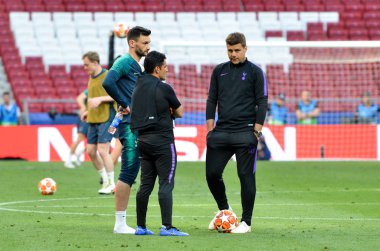 Madrid, İspanya - 01 Mayıs 2019: Mauricio Pochettino oyuncuları