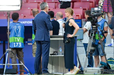 Madrid, İspanya - 01 Mayıs 2019: Gazeteci genç bir röportaj 