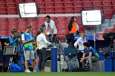 Madrid, İspanya - 01 Mayıs 2019: Gazeteci çalışma bölgesinde önce 