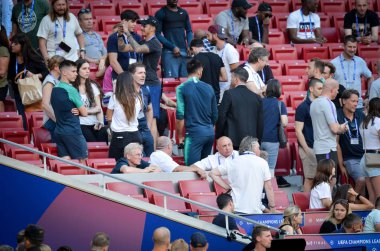 Madrid, İspanya - 01 Mayıs 2019: Taraftarlar ve seyirciler tribünde d