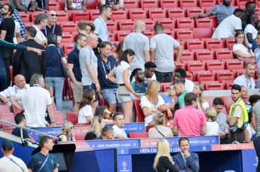 Madrid, İspanya - 01 Mayıs 2019: Taraftarlar ve seyirciler tribünde d