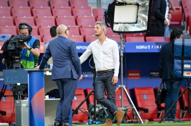 Madrid, İspanya - 01 Mayıs 2019: Gazeteci çalışma bölgesinde önce 