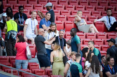 Madrid, İspanya - 01 Mayıs 2019: Taraftarlar ve seyirciler tribünde d