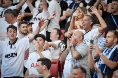 Madrid, İspanya - 01 Mayıs 2019: Tottenham taraftarları tribünde