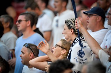 Madrid, İspanya - 01 Mayıs 2019: Tottenham taraftarları tribünde
