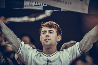 Madrid, İspanya - 01 Mayıs 2019: Tottenham taraftarları tribünde