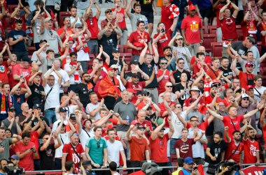 Madrid, İspanya - 01 Mayıs 2019: Liverpool taraftarları tribünde
