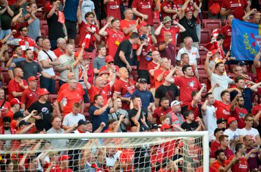 Madrid, İspanya - 01 Mayıs 2019: Liverpool taraftarları tribünde