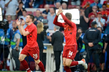 Madrid, İspanya - 01 Mayıs 2019: Andrew Robertson sırasında hayranları teşekkür