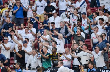 Madrid, İspanya - 01 Mayıs 2019: Tottenham taraftarları tribünde