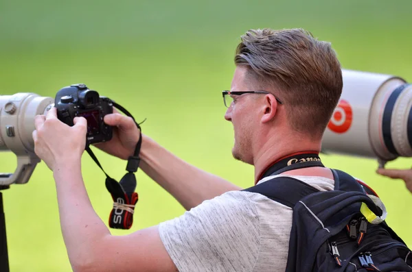 Madrid, España - 01 MAYO 2019: Fotógrafo con cámara fotográfica —  Fotos de Stock