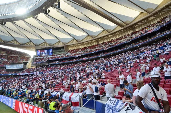 Madrid, Spanien-01 maj 2019: Tottenham fläktar i stativ stöd — Stockfoto