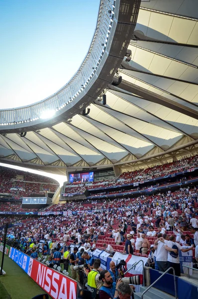 Madrid, Španělsko-01 květen 2019: fanoušci Tottenhamu na tribuně — Stock fotografie