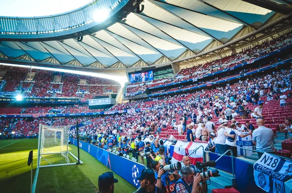 Madrid, Espanha - 01 MAIO 2019: torcedores do Tottenham nos stands de apoio — Fotografia de Stock
