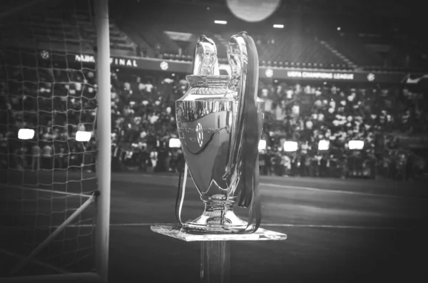 Madrid, España - 01 MAYO 2019: Champions League Cup en un pedestal —  Fotos de Stock