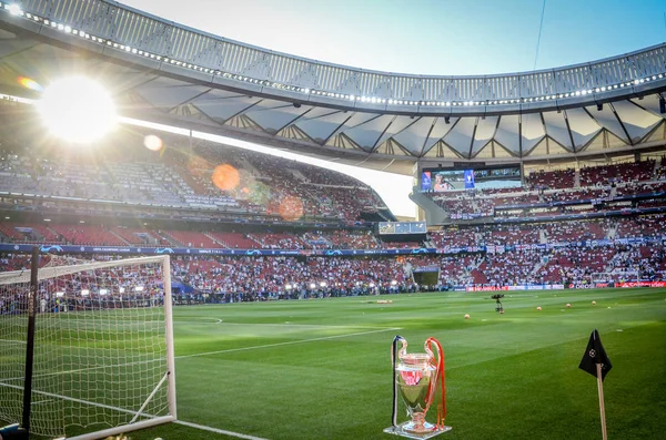 Madrid, Spanje-01 mei 2019: Champions League Cup op een voetstuk — Stockfoto