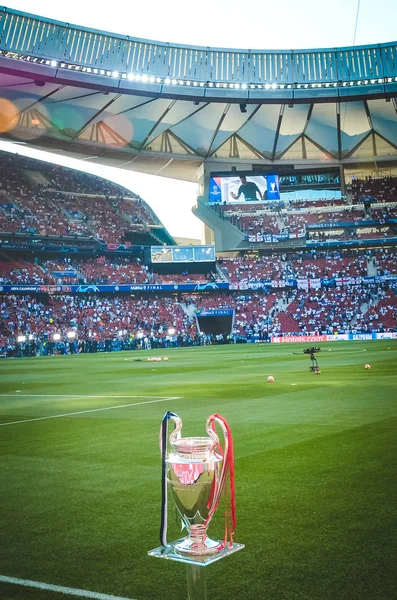 Madrid, Spanje-01 mei 2019: Champions League Cup op een voetstuk — Stockfoto