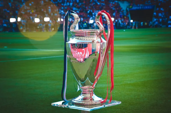 Madrid, Spanyolország-01 május 2019: Bajnokok Ligája kupa a talapzaton — Stock Fotó