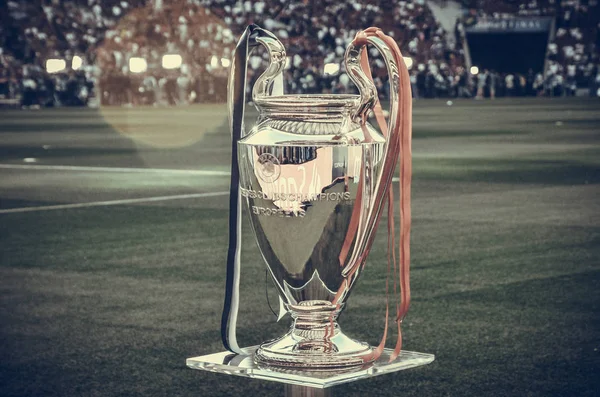 Madrid, Spanje-01 mei 2019: Champions League Cup op een voetstuk — Stockfoto